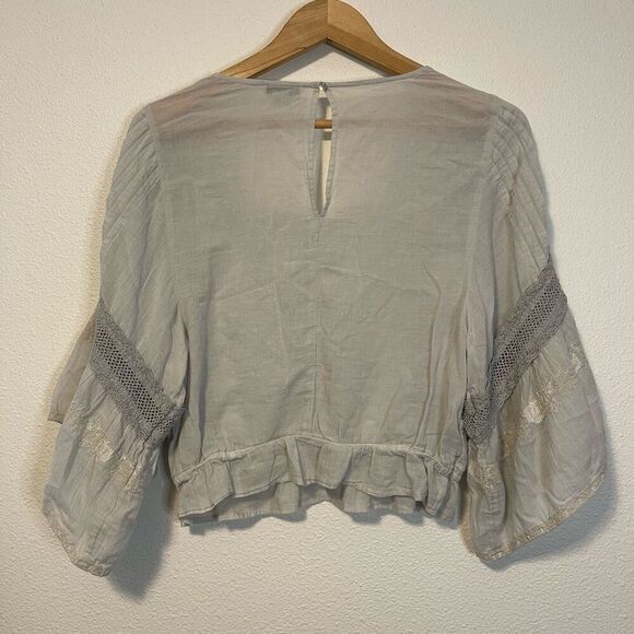 American Eagle Cross Stitch Cropped Flutter Sleeve Blouse Size Medium - Picture 10 of 11